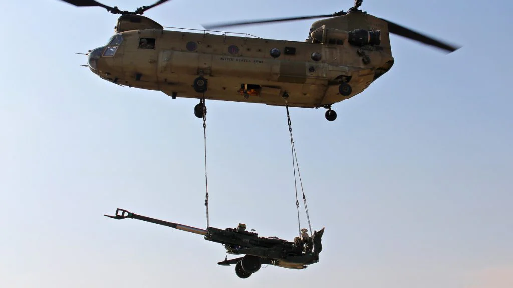 CH-47 Chinook s houfnici M777 v podvěsu