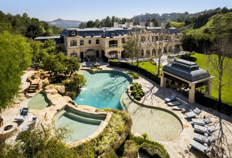 Paris Hilton nastavila novou laťku: Její sídlo v Beverly Parku je snem i pro hollywoodské hvězdy.