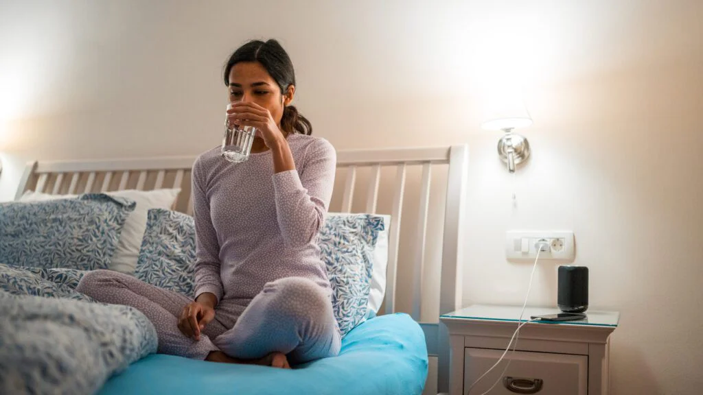 Výhody pití vody před spaním