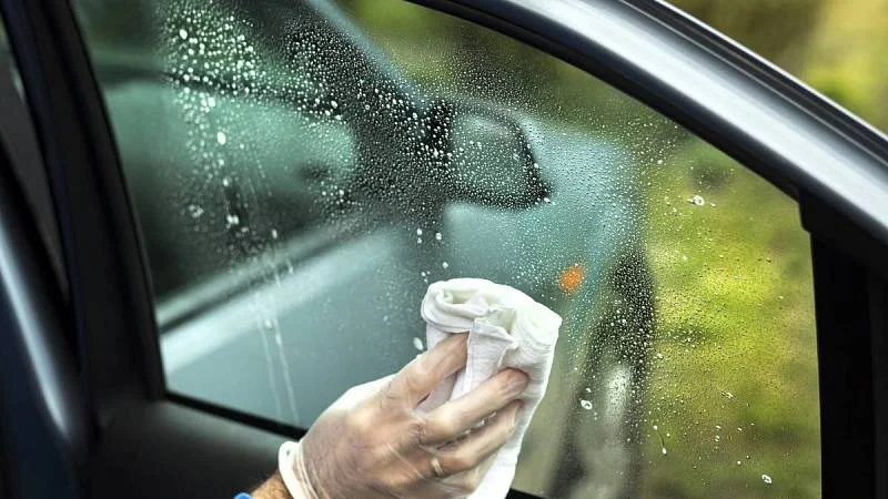 Na okna u auta použijte speciální přípravky.