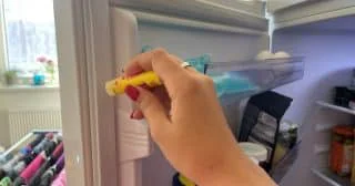 Netěsnící těsnění lednice se dá za 30 sekund opravit pomocí loje na rty. Stačí jedna vrstva