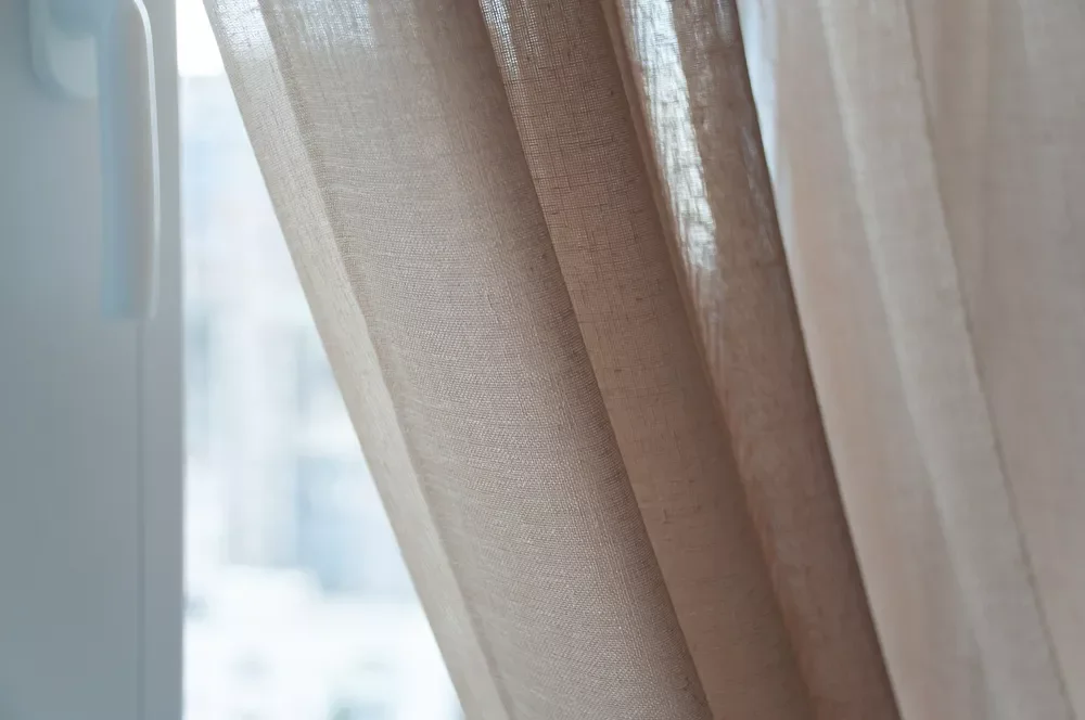 Detail na závěs z umělého vlákna