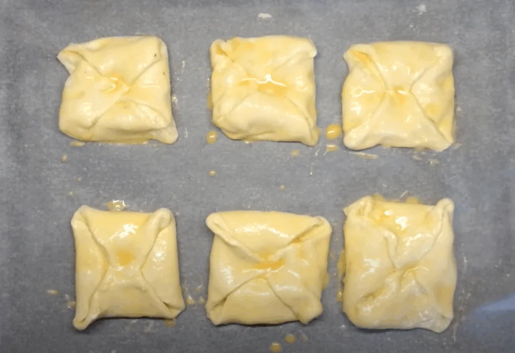 Šátečky zavřeme, ve středu přitlačíme a potřeme vajíčkem.