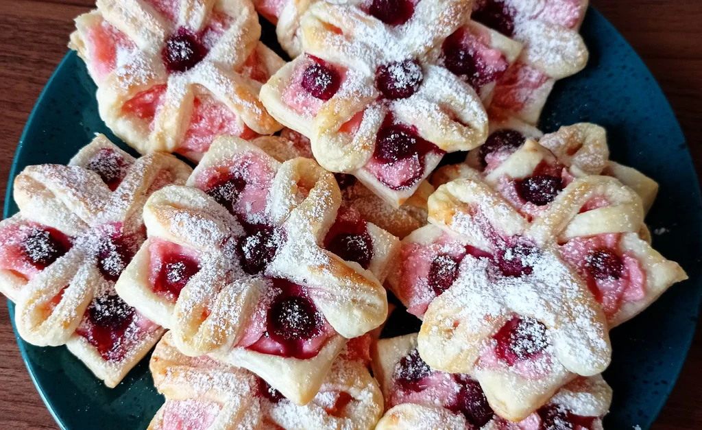 Obrázek receptu na Nápadité a lákavé šátečky z listového těsta s pudinkem a ovocem