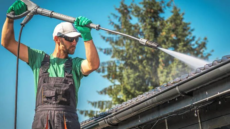 Jak vyčistit okapy pomocí domácích prostředků a ušetřit na údržbě vaší střechy