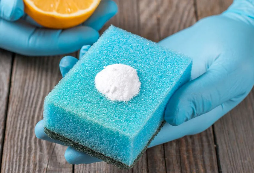 Různé barvy houbiček na nádobí