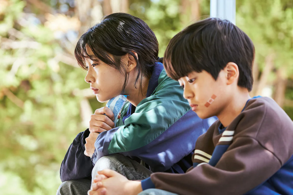 Sae-byeok (Hoyeon) a Cheol (Park Si-wan) 