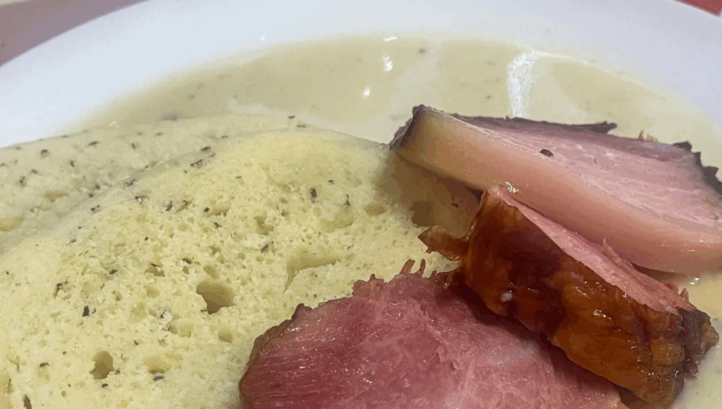 Obrázek k receptu na česnekovou omáčku, uzené a knedlík