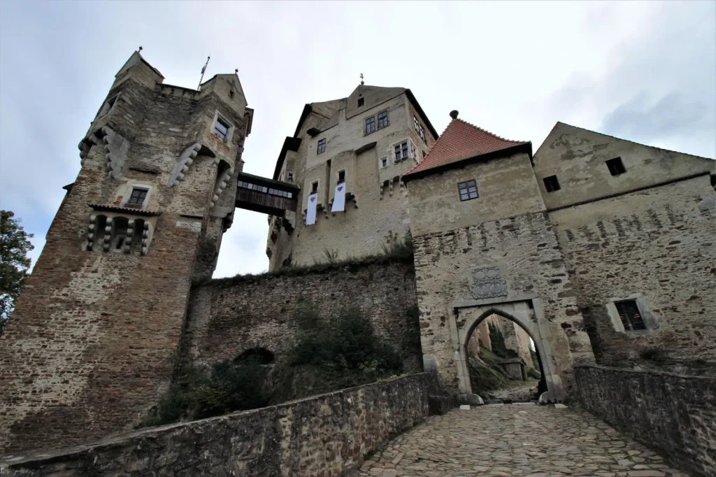 Pohled před bránou na hrad Pernštejn.