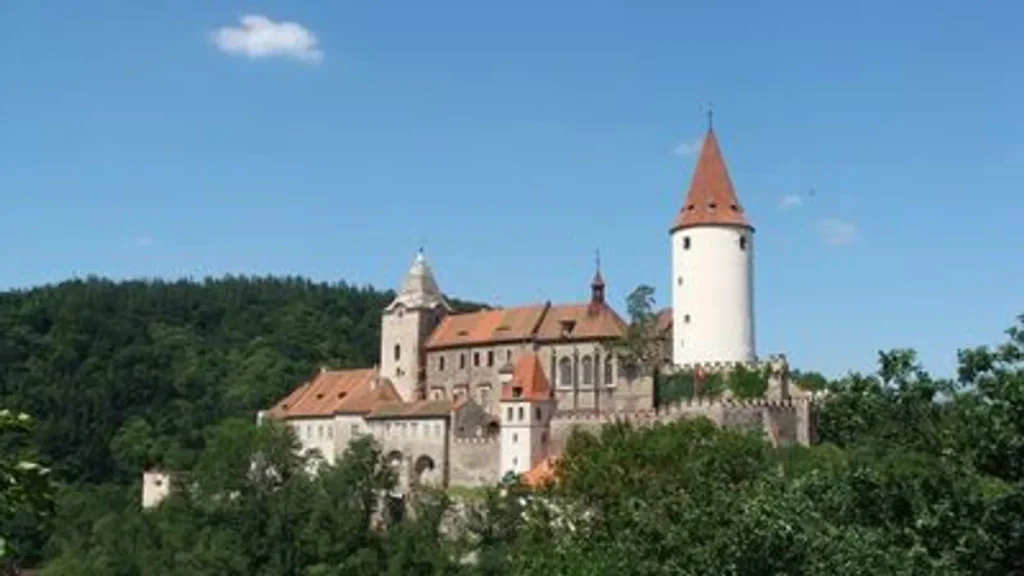 Pohled z dálky na hrad Křivoklát.