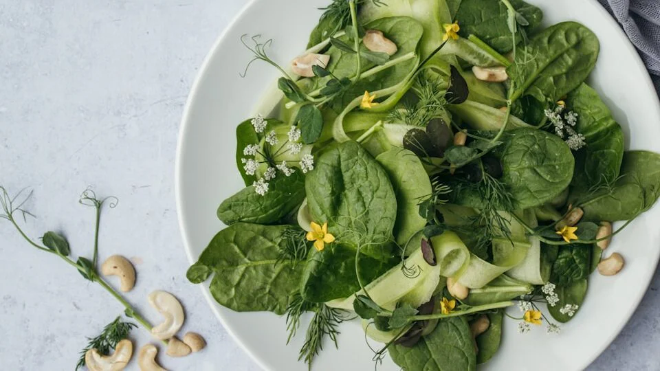 Špenát a tmavá listová zelenina: železo + vitamin C