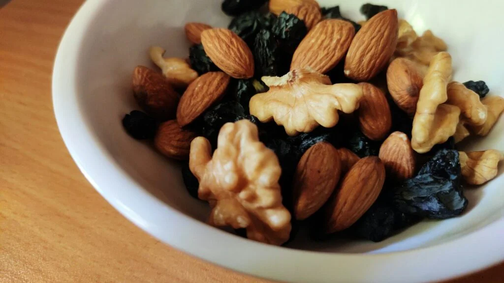 Ořechy a semínka: zinek, selen, vitamin E, omega-3