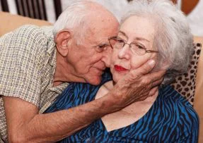 Pár nemohoucích seniorů