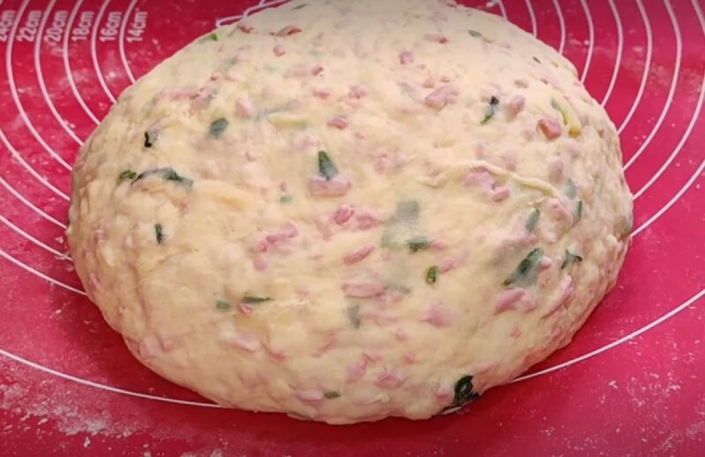 Obrázek k receptu: Báječný slaný koláč na spotřebování zbytků z lednice: Stačí kefír, vejce a pár drobností!