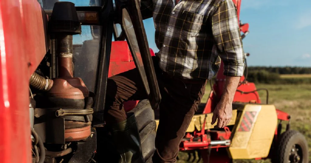 Farmář a červený traktor