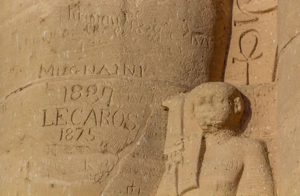 Egyptský chrám poničený vandaly v 19. století.