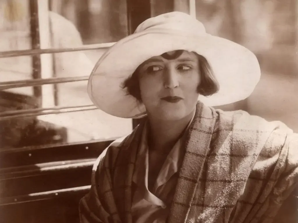 Suzanne Marwille zachycená ve světlém klobouku a kabátku