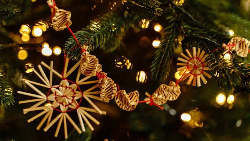 slaměné vánoční ozdoby