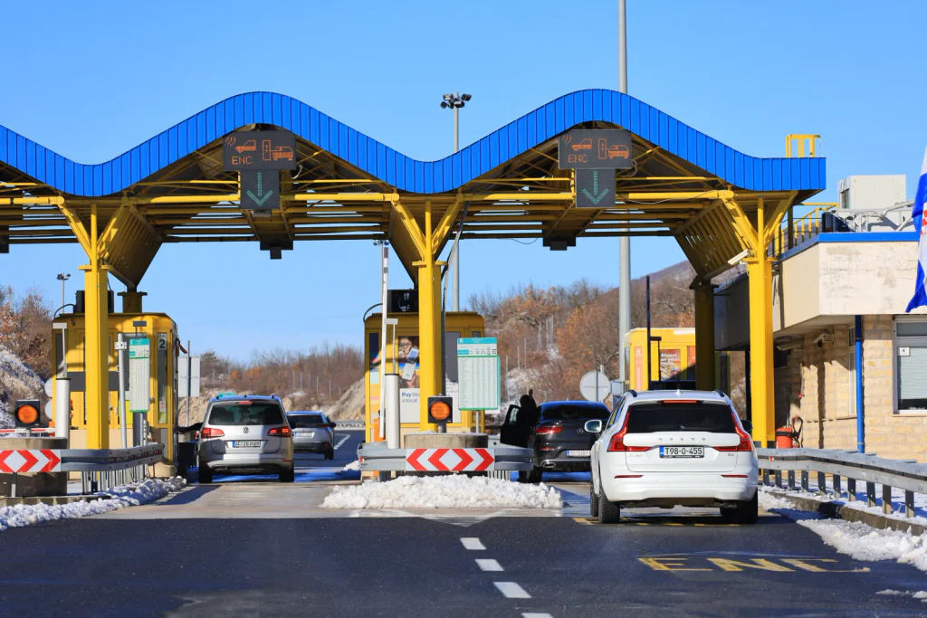 Češi jedoucí k moři mají problém. Chorvati ruší platby v hotovosti, karty přestávají fungovat.