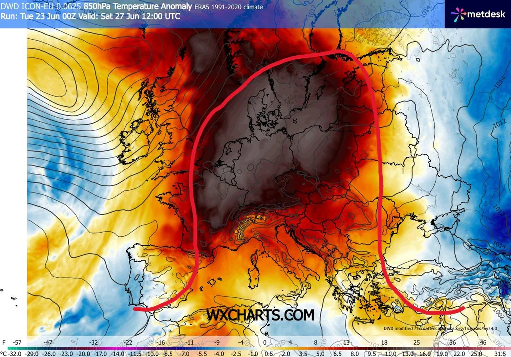 Obr. 3: Odchylka teploty od průměru v hladině 850 hPa (cca 1500 m n. m.), červeně znázorněn tvar podkovy jako Heat dome. Zdroj: WXcharts.com