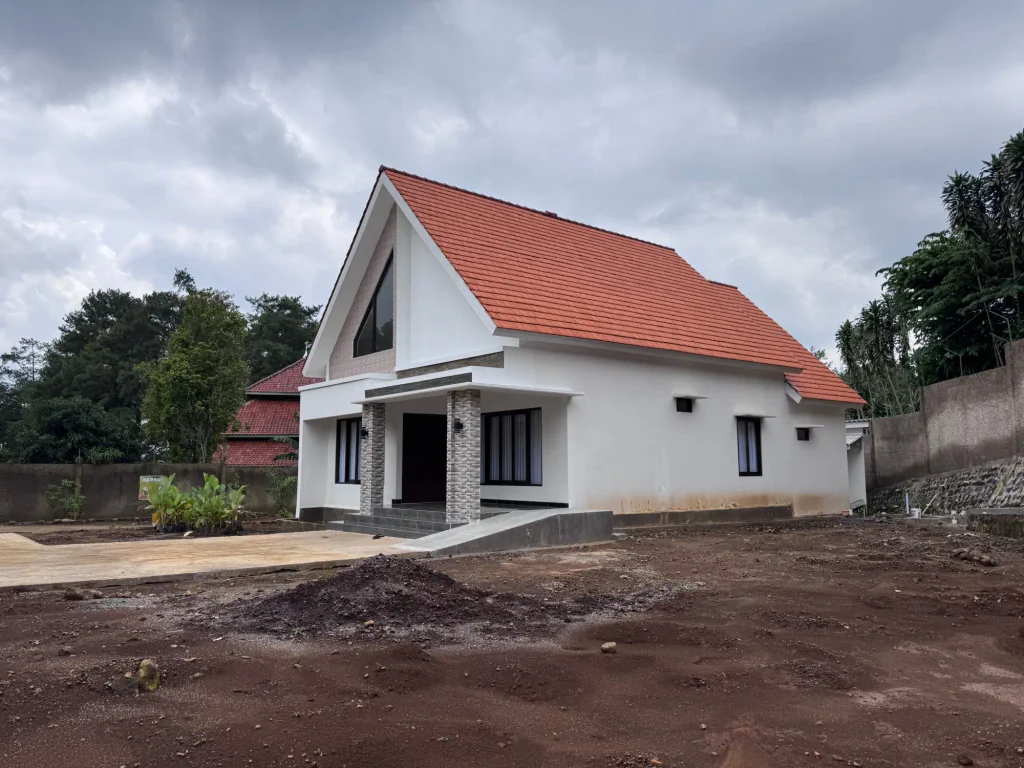 Nový dům na neupraveném pozemku