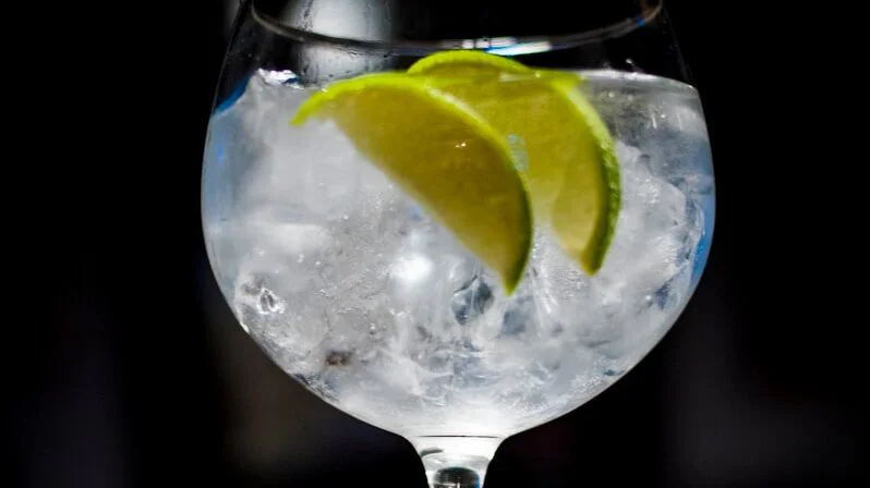 Gin s tonicem