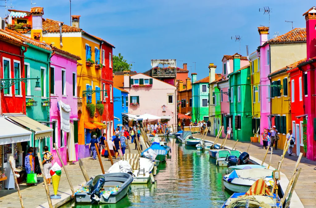 Barevné domy, ticho a luxus. Burano se mění v ráj bohatých, kteří utekli z městského chaosu.