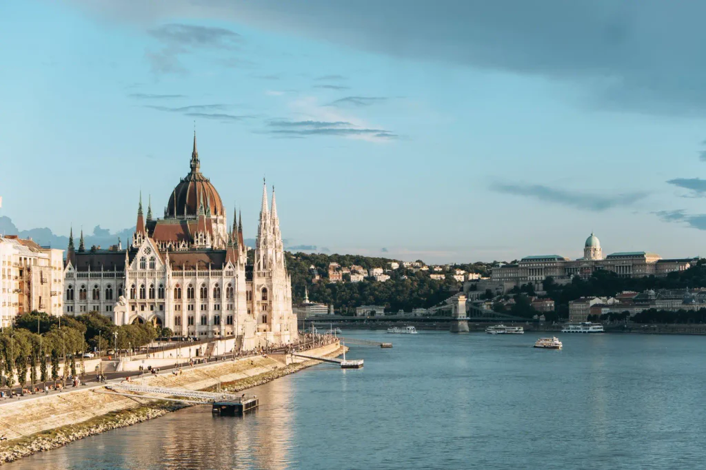 Pohled na budovu parlamentu a řeku Dunaj.
