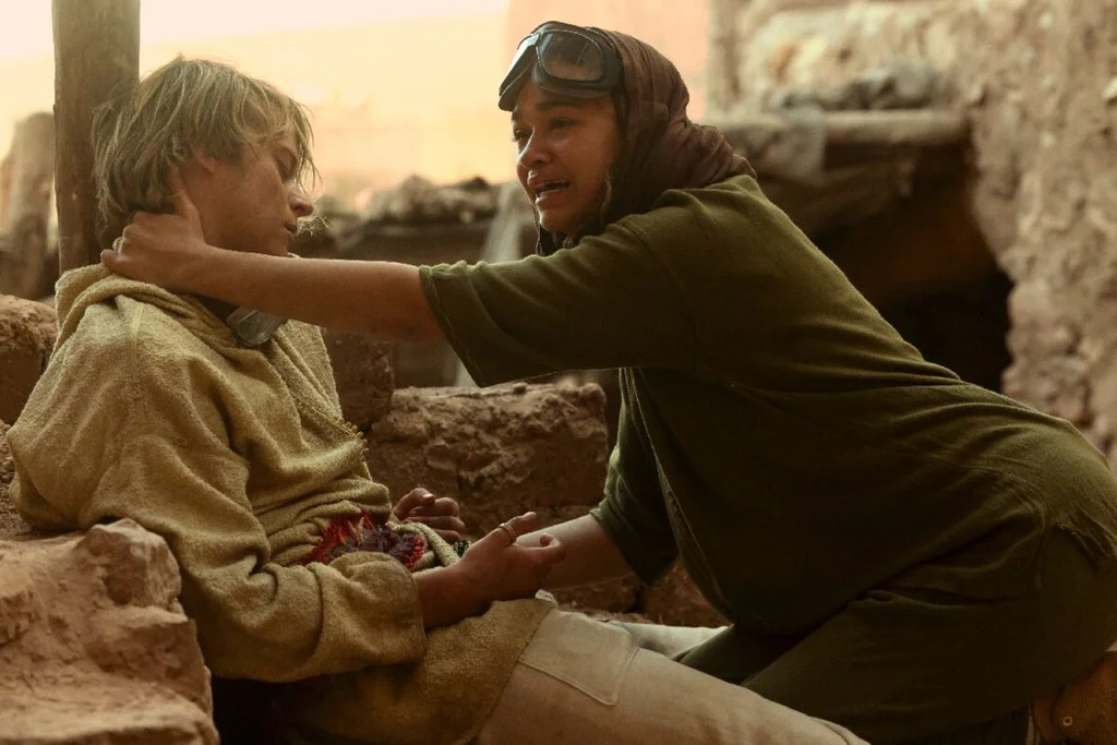 Outer Banks. (L to R) Rudy Pankow as JJ, Madison Bailey as Kiara