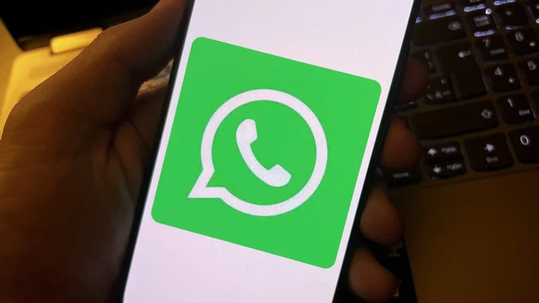 WhatsApp na mobilním telefonu