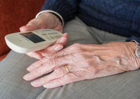 Stařenka s telefonem