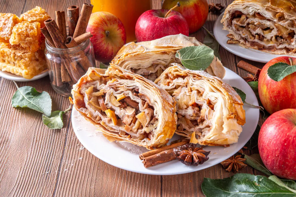 Domácí jablečný závin lze snadno připravit z pár ingrediencí.