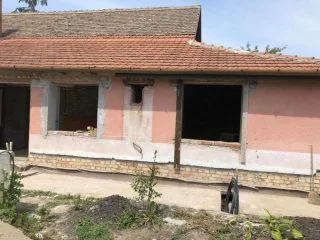 Mladý pár zdědil starý dům na spadnutí. Vyřešili to geniálně, teď z něj mají bydlení snů včetně vzpomínek na dětství