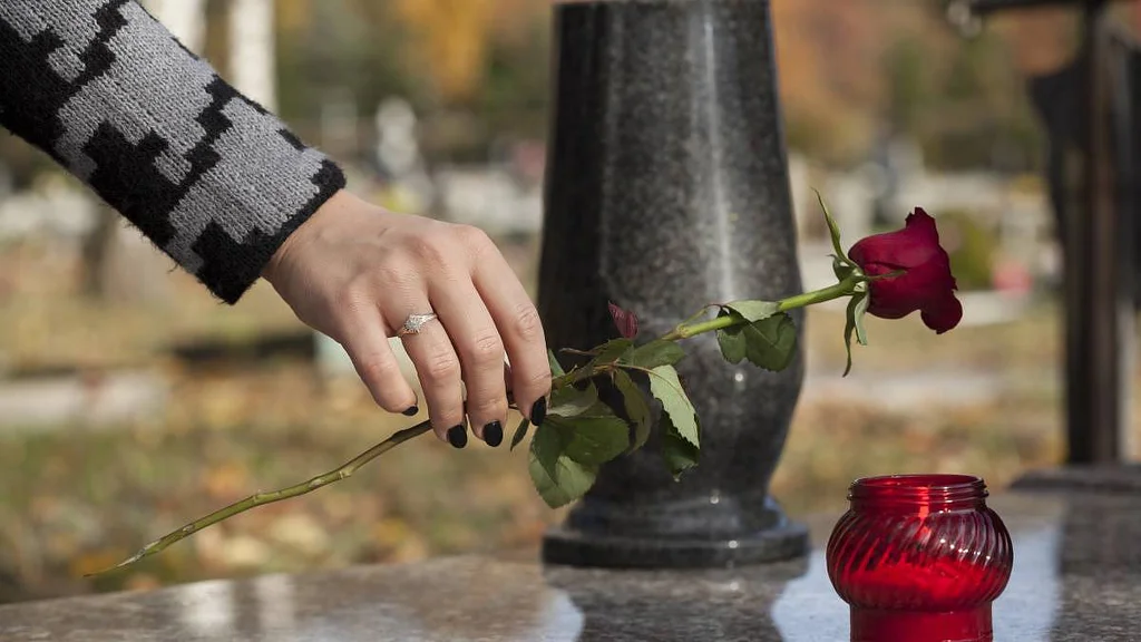 Zloději se zaměřují na dušičky na váš hrob