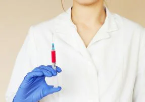 Zdravotní sestra s injekcí