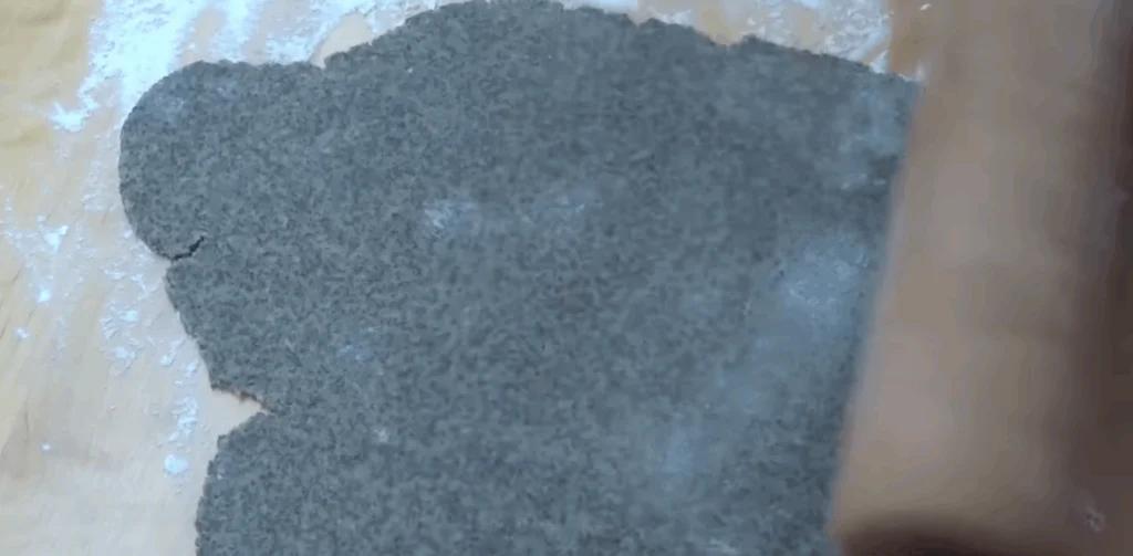 Vychlazené těsto rozválíme na placku a vykrajujeme tvary.