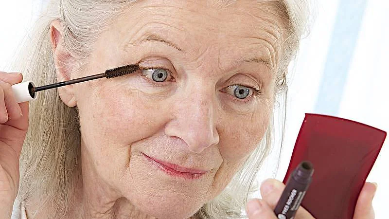 Líčící se seniorka