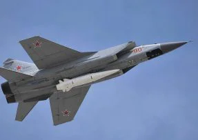 MiG-31 s Ch-47M2 Kinžal