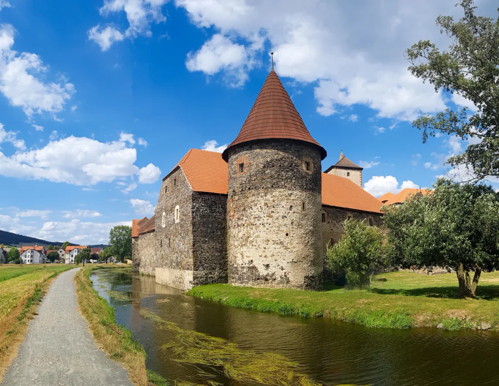 Češi ho přehlížejí, ale svět z něj šílí. Pohádkový hrad z Česka obletěl planetu a turisté se k němu hrnou.