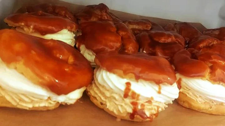 Obrázek receptu na Bohatý větrník se dvěma krémy a karamelovou polevou