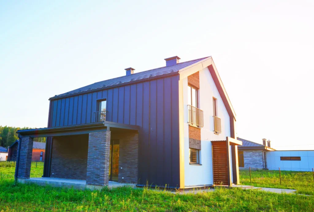 Domy bez přesahů využívají elegantního minimalismu na maximum.