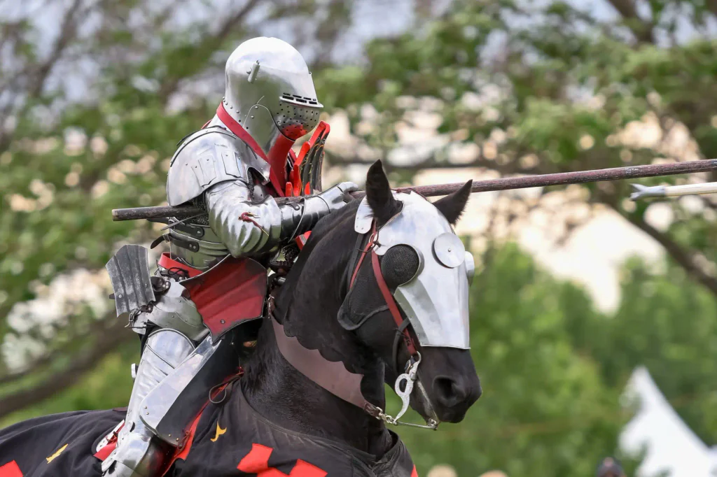 Středověký rytíř ve zdrboji na koni.