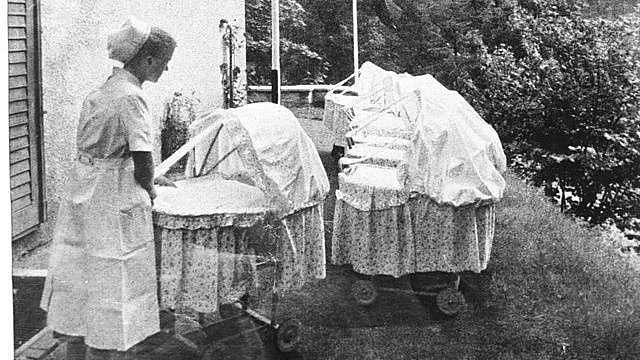 Bundesarchiv_Bild_146-1973-010, zdravotní sestra v Lebensbornu