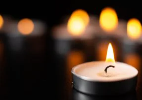 Hořící svíčky ve tmě