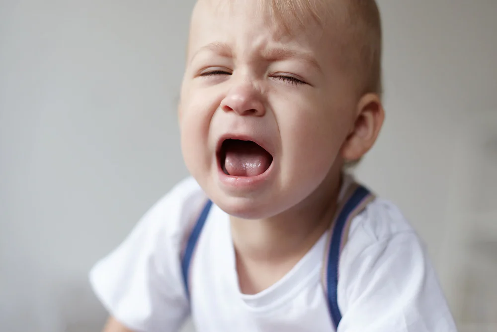 Malý chlapec se vteká a pláče