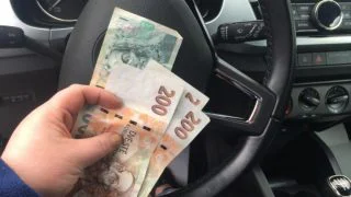 330 000 Kč na nákup nového auta: Lidé jásají, peníze na ruku dostanou přímo od státu. Kdo všechno má na štědrý příspěvek nárok?