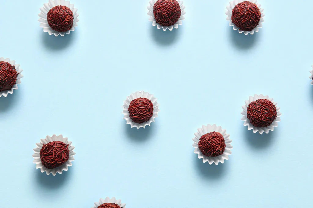 Čokoládové košíčky můžeme dozdobit dle libosti.