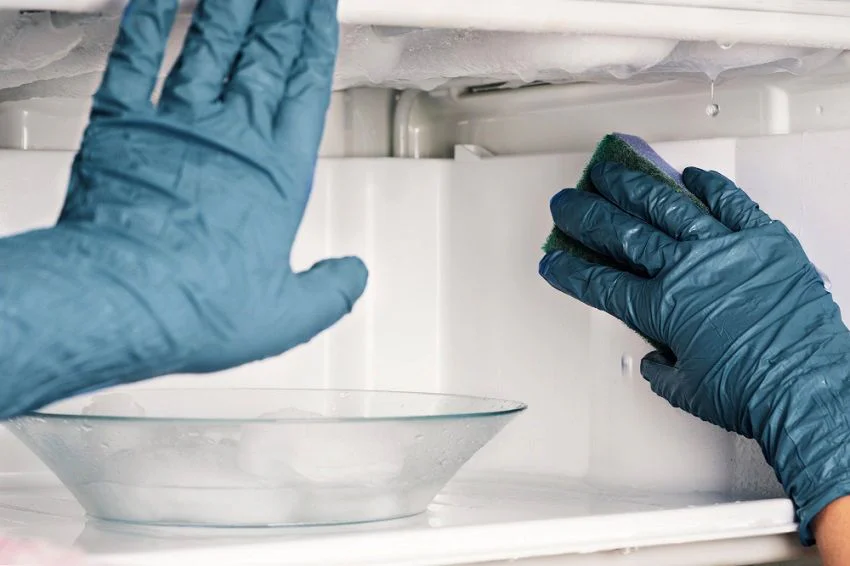 Čištění lednice od nepříjemné námrazy nepatří k právě oblíbeným činnostem – můžete mu však snadno předejít díky osvědčené údržbě