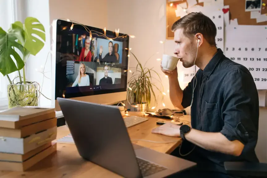 Káva s máslem je pro mnoho lidí klasické ranní nakopnutí. 