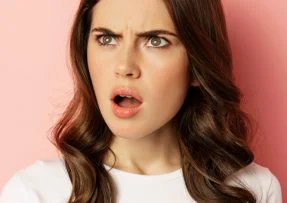 Překvapená naštvaná žena